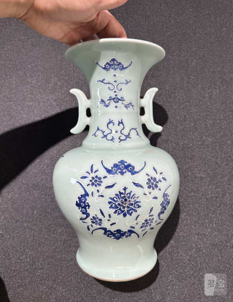 清乾隆 豆青地青花堆白福寿如意纹双戟耳尊 - 图4